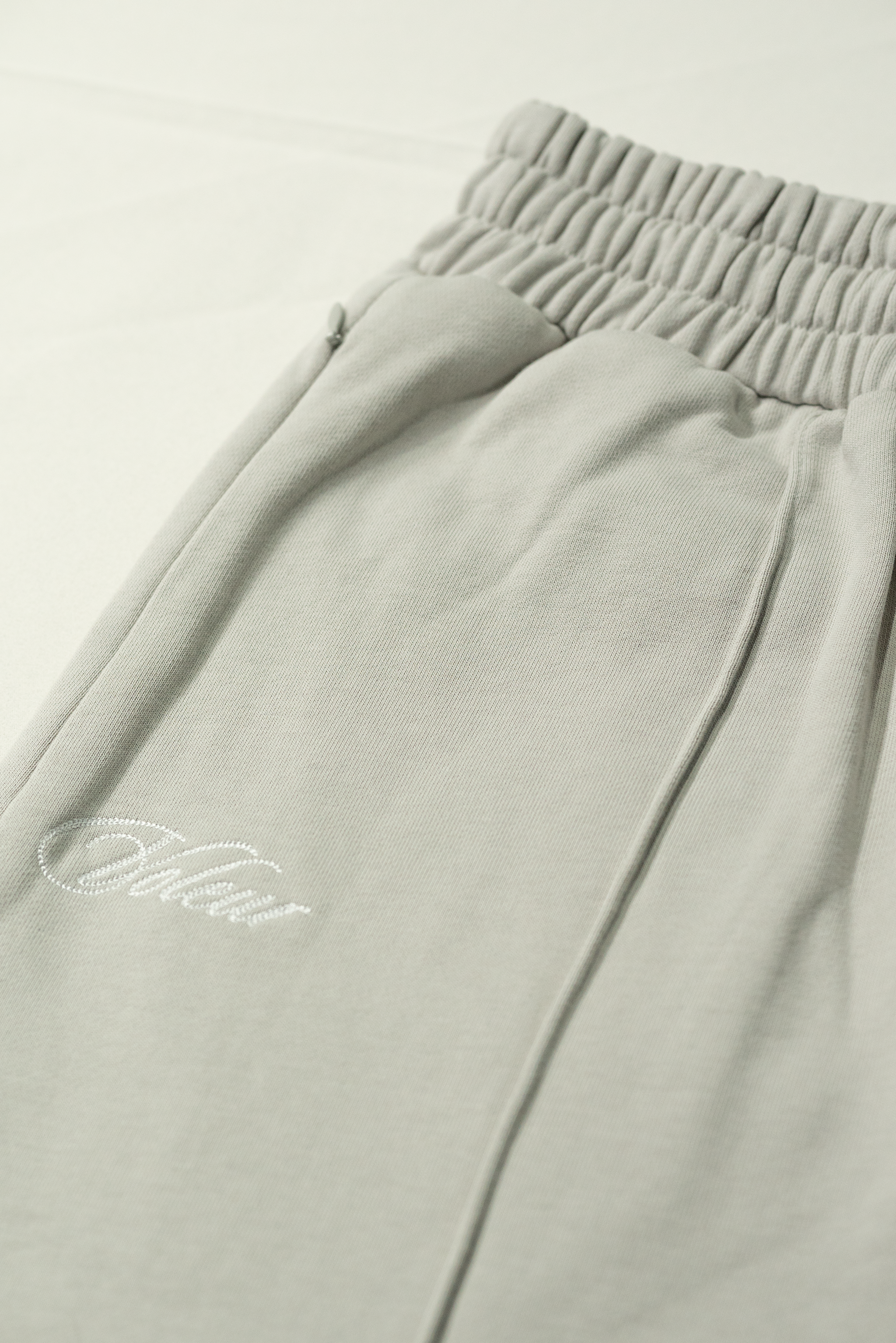 PLEATED SWEATPANTS (PAIL GREY)