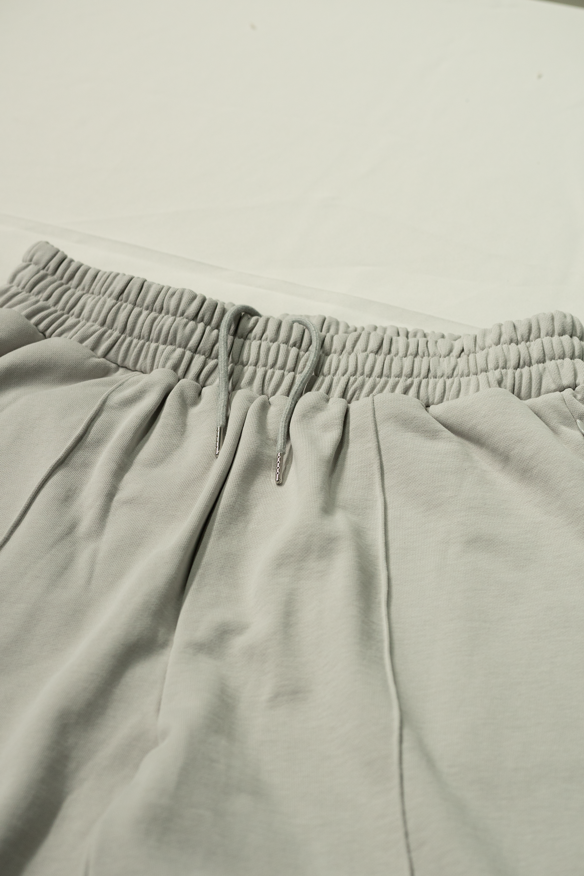 PLEATED SWEATPANTS (PAIL GREY)